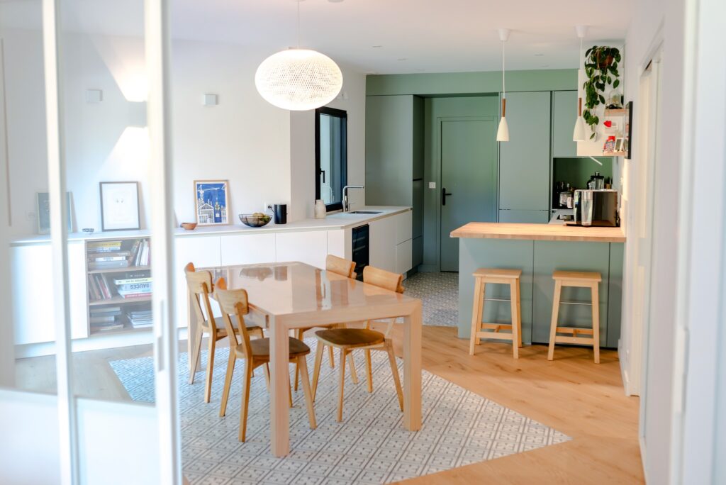 Instagram post from agence.beutter. This post is in position 4.